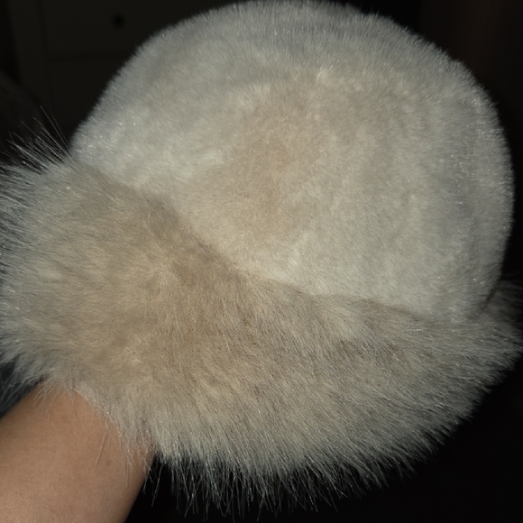 Accessories - Elegant Cream Faux Fur Hat